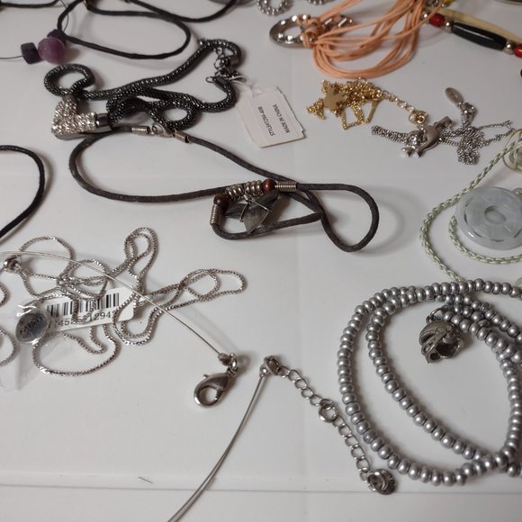 Lot Of Over 30 Pendant Necklaces. As Is. - Picture 10 of 16